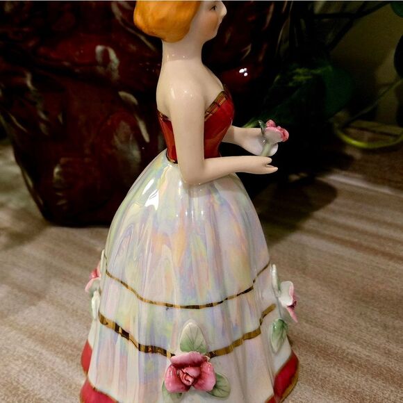 VINTAGE Elegant Figurine with Red and White Iridescent Dress 8 Inches - Picture 3 of 11